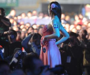 安微合肥上演第二届"胸模大赛"决赛