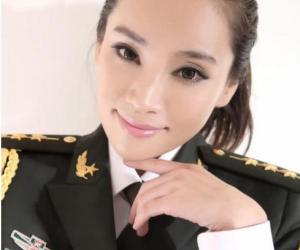 "最美女兵"邵路雅性感透视双手遮胸