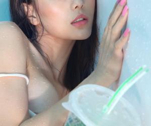 嫩模李沙沙上演"西瓜诱惑"写真