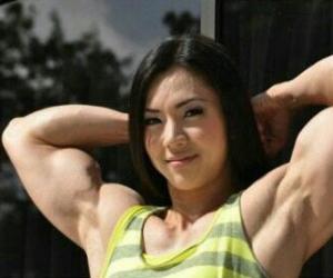 韩国萝莉肌肉女现身 老公抱怨被压得喘不过气