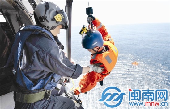 昨日，南海救助局第一飞行队的救助人员从空中降落到