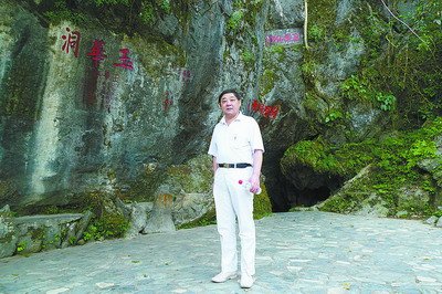 电影公司老总离世 一家四口住56平米宿舍
