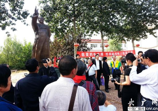 纪念毛主席诞辰120周年铜像铸成（易思旭摄 央广网发