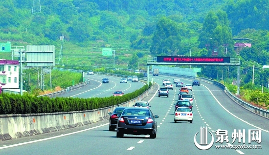 泉三高速公路上道路通畅,车行有序