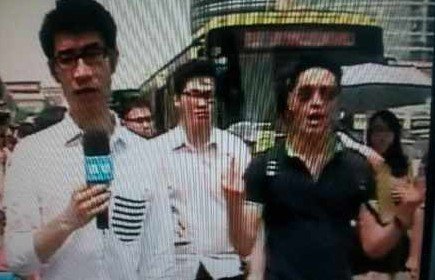 猥琐“黑超男”直播公然竖中指