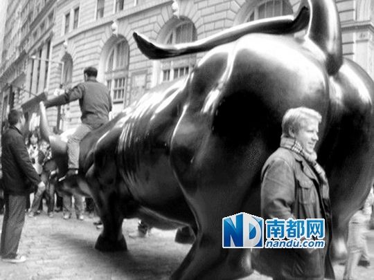 华尔街上的铜牛被游客攀爬