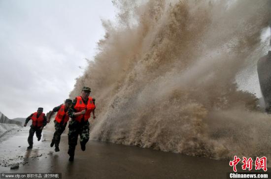 边防官兵巡逻途中遭遇巨浪