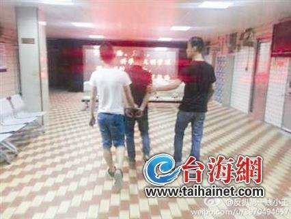 反扒队员擒小偷