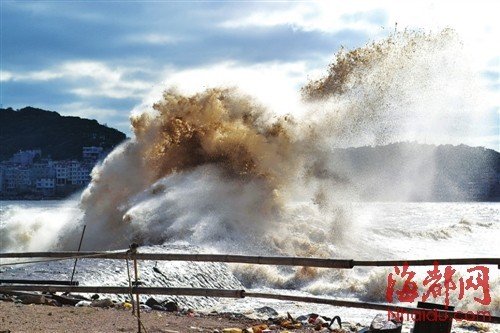 台风“非特”在福建三沙港掀起巨浪