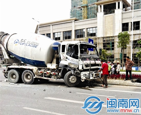 水泥罐车的车头部位严重损毁