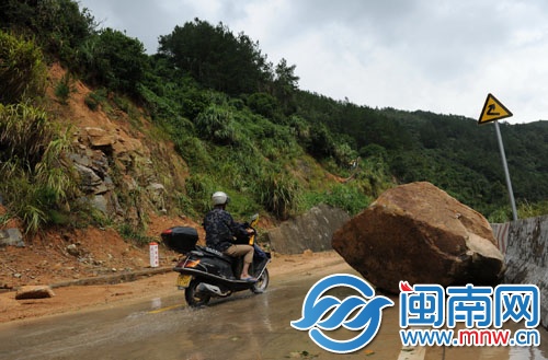 福鼎市971县道，一人高的石头从山上滚落，幸未砸中