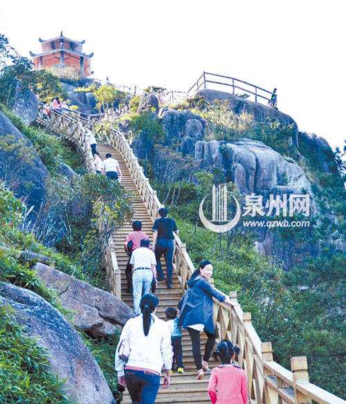 德化九仙山上,游客沿着木栈道拾级而上,领略山顶风