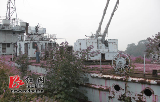 停留在湘潭白沙洲边的邓小平南巡座舰“宁明号”。图