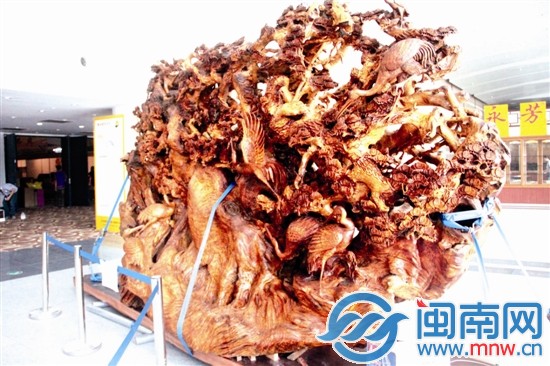 市场上估价9000万元的香樟树根雕 一泡功夫茶闲观茶佛展 置茶篇 一泡功夫茶经过温壶、洗杯后,就进入了置茶阶段,也意味着这泡功夫茶的所有前期准备都已完成。昨日,2013中国(厦门)国际茶产业博览会(以下简称厦门茶博会)和第八届中国厦门国际佛事用品展览会(以下简称厦门国际佛事用品展)已全部布展完毕,即将拉开序幕,犹如茶叶已置,就待泡茶者与饮茶者观茶闻味,耐心品鉴。 核心提示 厦门茶博会、厦门国际佛事用品展今日在厦门国际会展中心开幕。 闽南网10月10日讯 记者昨日提前到所有展馆展区走透透