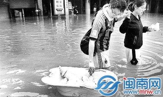 前日，余姚市民钱先生夫妇用澡盆带着仅三个月大的儿