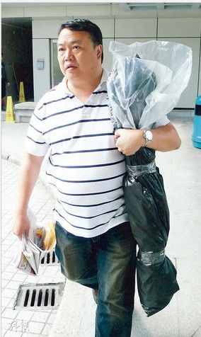 　　香港警方10月9日带同涉案的肩托式反坦克发射器