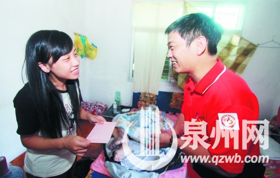 爱心人士看望王琳芳父女，并送上爱心款