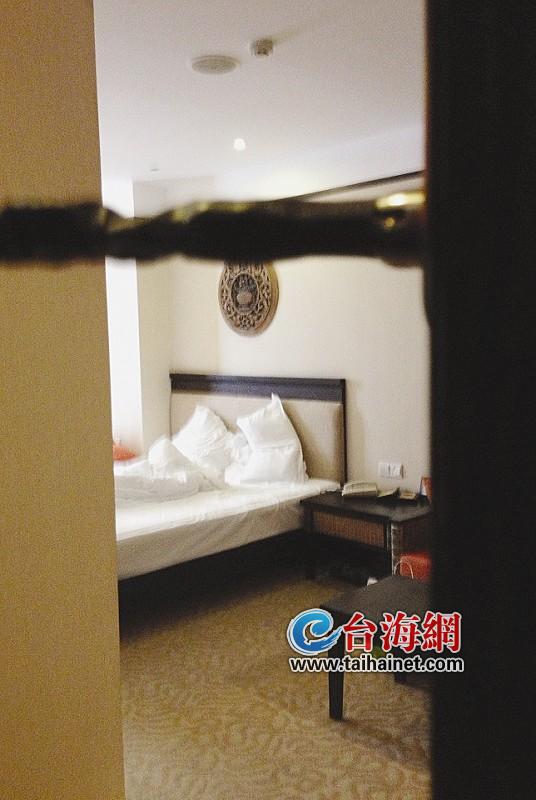 酒店房间的锁链空隙很大