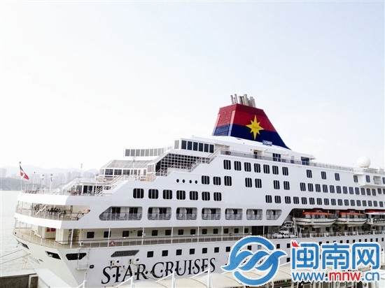 首发团1200多名游客乘坐丽星邮轮开展为期4天的环海