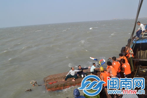 几次努力后，救援人员才将三人救起