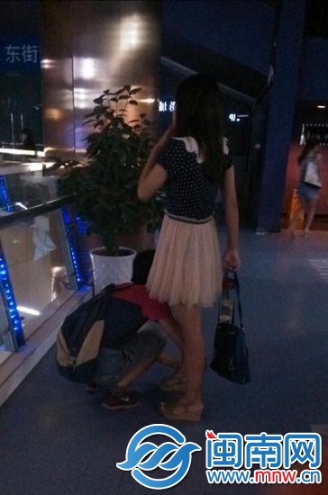 福州版“好男友”引热议 帮女友扣鞋扣惹争议