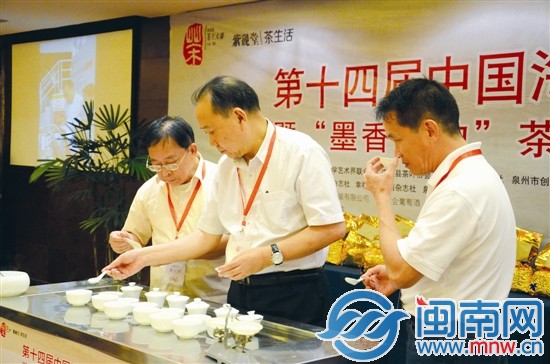 每届茶王赛都把斗茶文化这一铁观音魅力核心发挥得淋