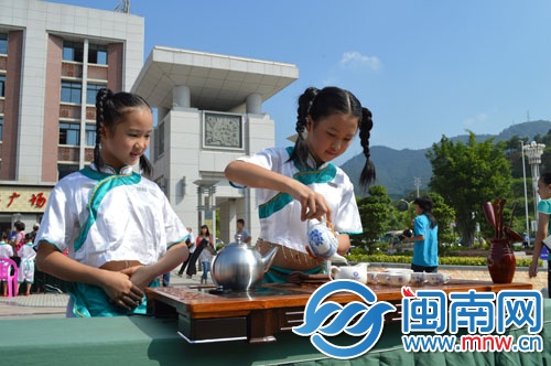 安溪茶童泡茶迎接八方宾客