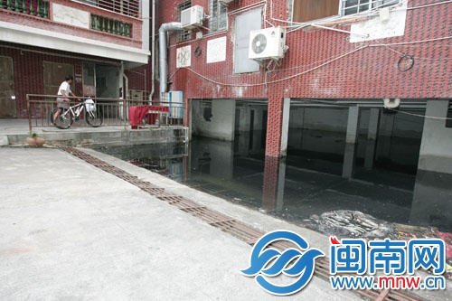 地下排水沟堵塞，这个半地下停车场一泡就是8年