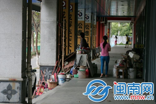 杂物乱放占道，走廊只能容一人过