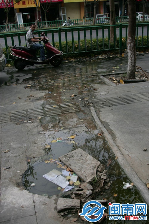 污水四溢，人行道上都是水，滑倒不少市民