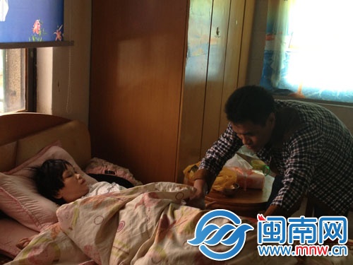 妻子因脑出血致右半身瘫痪,生活起居都需要唐某伟照顾