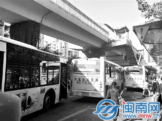 厦门思明龙山桥公交站台起步出站3公交车追尾