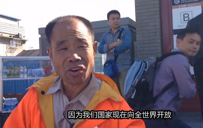 北京扫街老人英语交流走红外国网络5