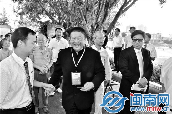 刘再复（中）与国光校友一起参加纪念活动