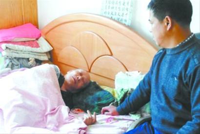 瘫痪老人欲办"特病"医保