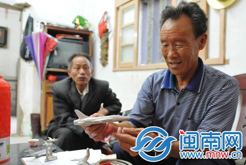 当年打下美国战机后，士兵们用飞机残骸制成战机模型