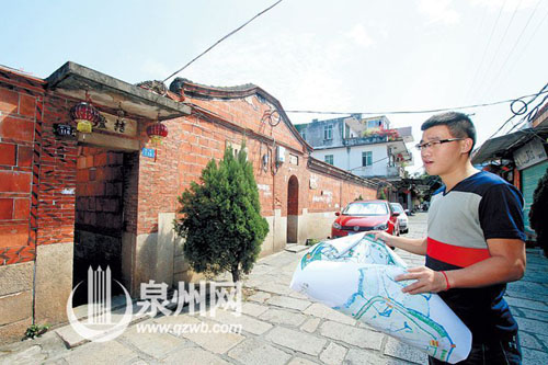 黄强走街串巷，为手绘“刺桐百巷”地图做准备。