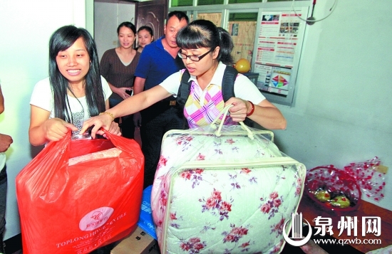 热心市民为王琳芳(左一)和她父亲送来棉被