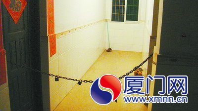 　陈先生在租户上班后，用铁链把相邻几户的门都锁在
