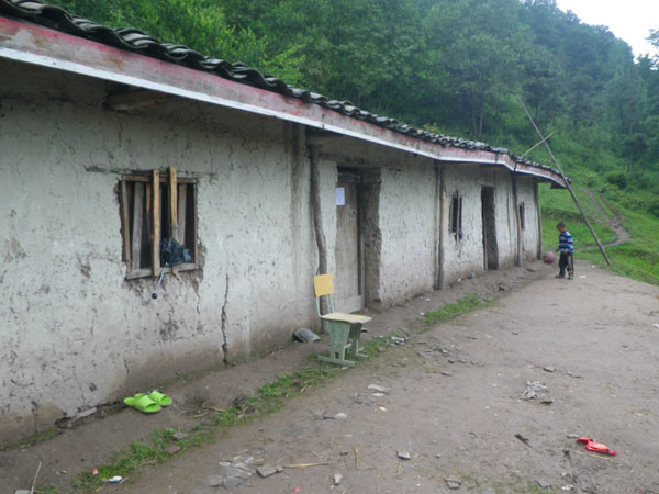 瓦普村小学的两间教室,土墙结构,瓦房破旧漏雨严重