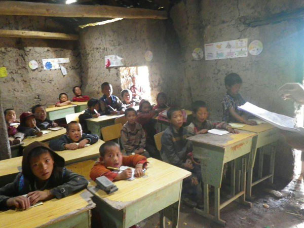 6个年级的孩子挤在一间教室上课