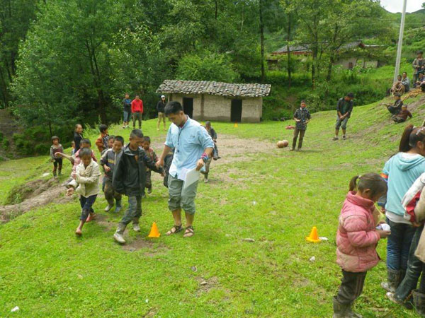瓦普村小学的操场是不到30平方米的泥地