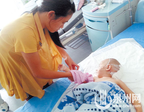 康女士悉心照料女儿小桐