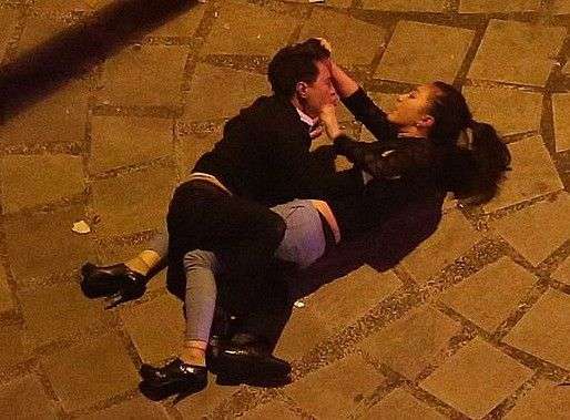 男子翻身压住女友