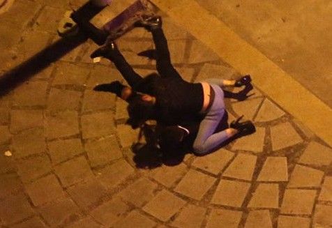 女方挣脱了男方并顺势上前将其制服