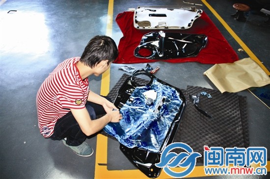 奔驰R300音响改装案例1