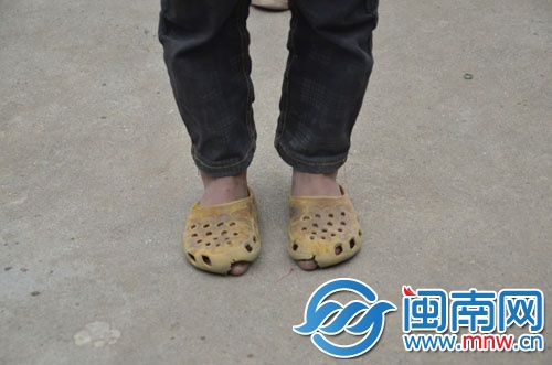 有些学生穿着捡来的拖鞋，已是精心准备