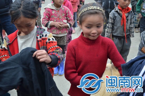 收到衣服的小女孩，难掩内心的喜悦