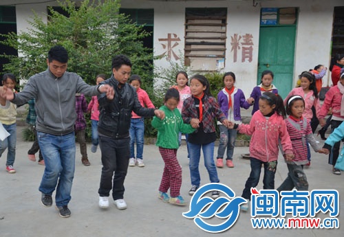 在明天小学，孩子们跳起彝族舞蹈迎接志愿者