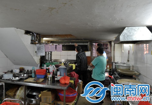 环保部门介入，对周边餐馆的污水及油烟排放进行检查